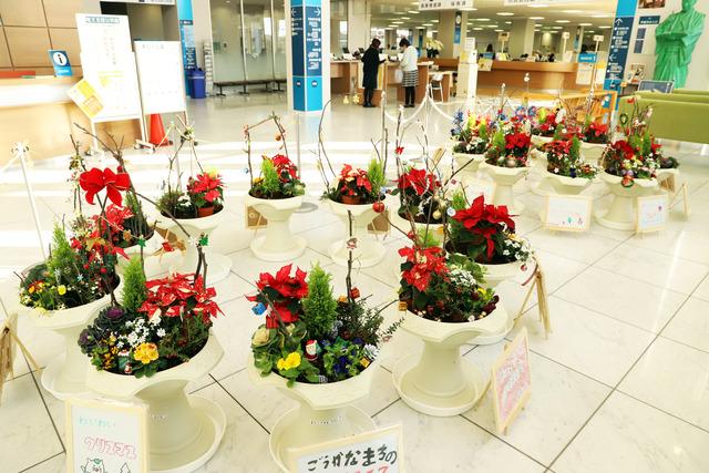 甲斐市役所に展示中の参加者が親子で協力して完成させた素敵な寄せ植えの写真