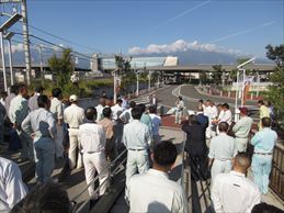甲府地区建設業協会竜王駅ポケットパーク清掃の写真