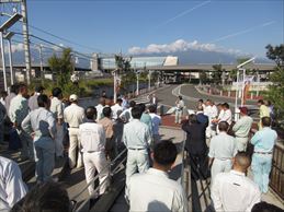 甲府地区建設業協会竜王駅ポケットパーク清掃の写真