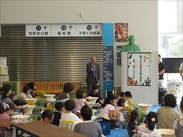 第6回親子ふれ愛寄せ植え教室でスピーチする市長の写真