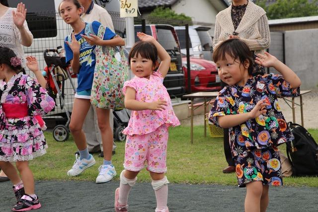 甚平を着て踊っている園児たちの写真