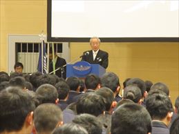 日本航空高校卒業式で市長が挨拶をする様子