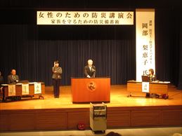 女性のための防災講演会で市長が挨拶する様子