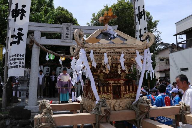 神社祭典の様子の写真1