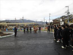 塩崎駅桜の記念樹植樹式典で挨拶する市長の様子