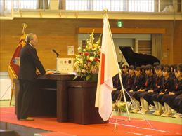 敷島中学校卒業式で挨拶する市長の様子