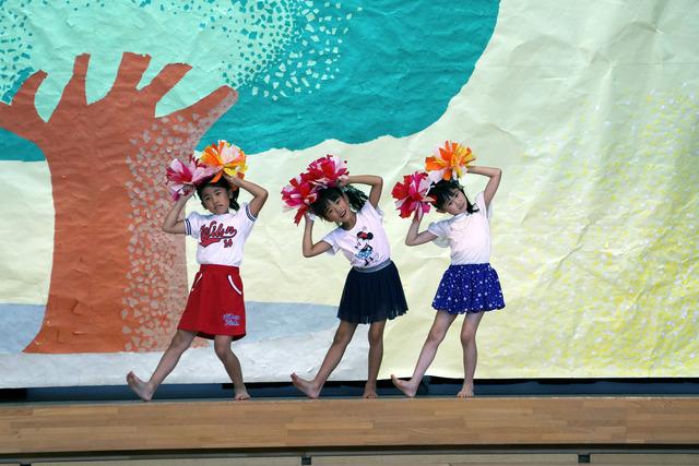 (写真)飾りを手に持ちチアダンスをする児童
