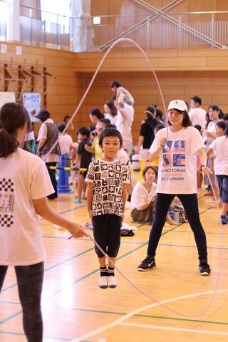 (写真)ダブルダッチの体験をする男児