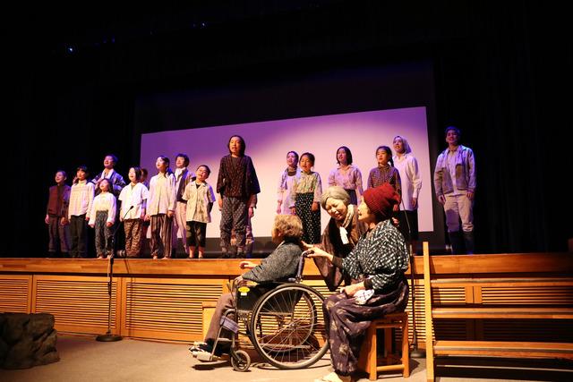 舞台上に出演者が並び歌っている写真