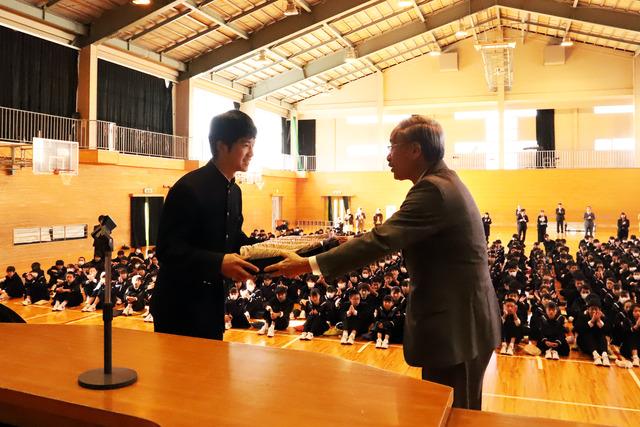 市長がマンホールカードを生徒会長に贈呈している様子の写真