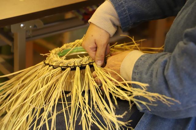藁を編んでいる手元のアップの写真