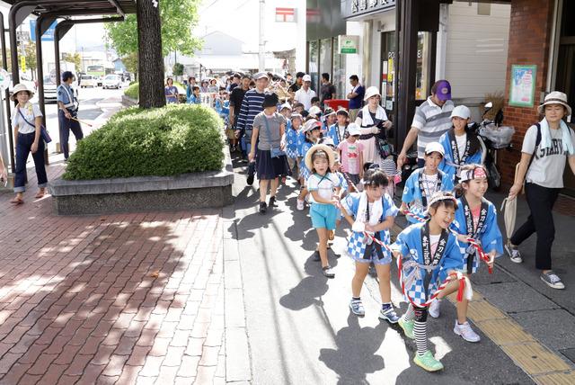 地域を練り歩く子ども神輿