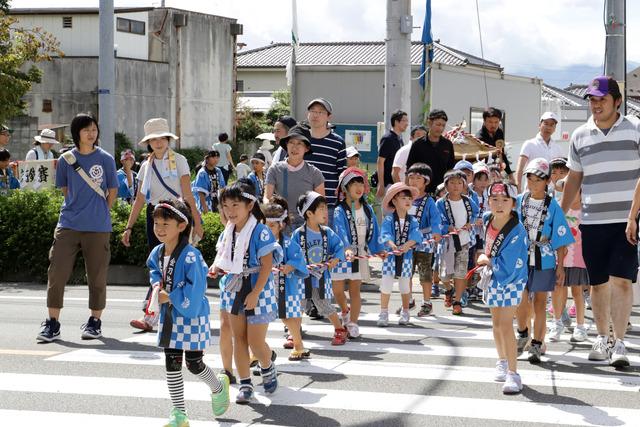 信号を渡る子ども神輿