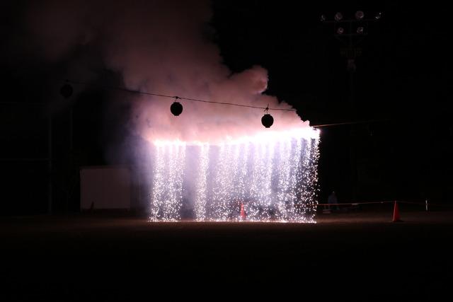 祭りの締めくくりとなった花火「ナイアガラの滝」の写真