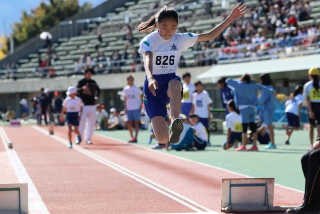 山梨中銀スタジアム陸上競技場にて 女子児童の走り幅跳びをしている写真