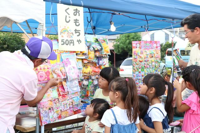 おもちゃくじの屋台に集まる子どもたちの写真