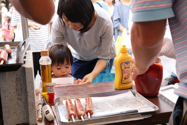 フランクフルトの屋台に並ぶ子どもと女性の写真