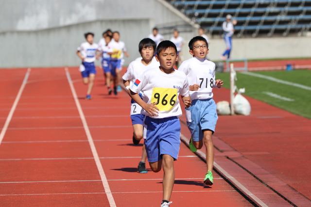 山梨中銀スタジアム陸上競技場にて男子児童たちのの1000メートル走の写真