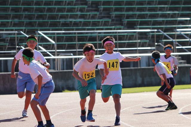 山梨中銀スタジアム陸上競技場にて男子児童たちの100メートルリレーの写真
