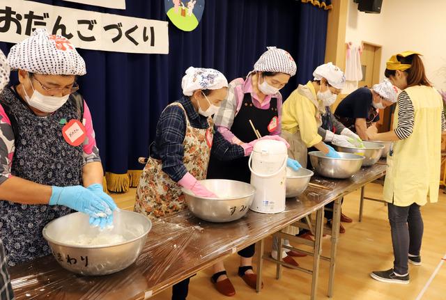 女の人たちが団子の生地をつくっている写真