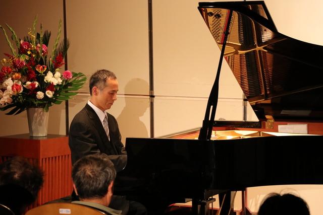 竜王図書館にて行われたピアノコンサートにて演奏する田尻洋一さんの写真