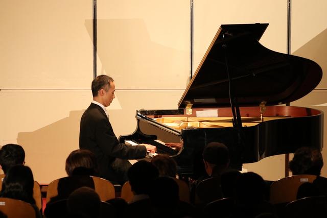 竜王図書館にて行われたピアノコンサートにて演奏する田尻洋一さんの写真