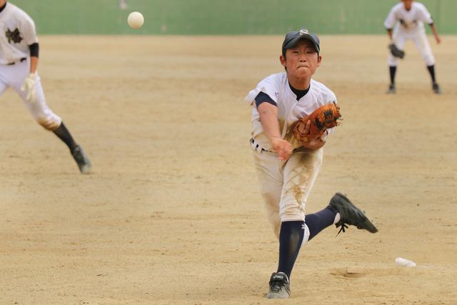 マウンドでピッチャーが投球する写真