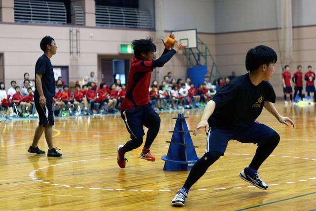 コートで競技している選手たちの写真