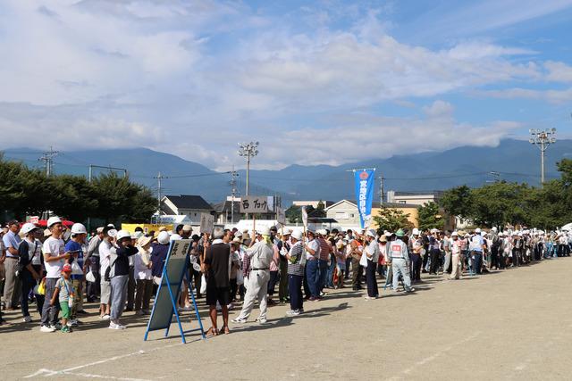 敷島南小学校の校庭にヘルメットを被った大勢の人が集まっている写真