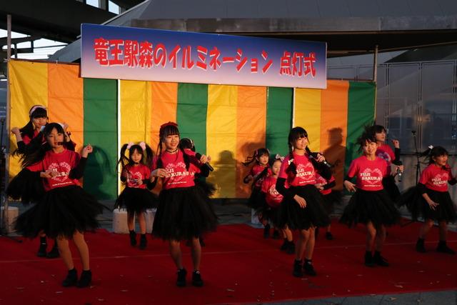 竜王駅にてアイドルグループのミニライブの写真