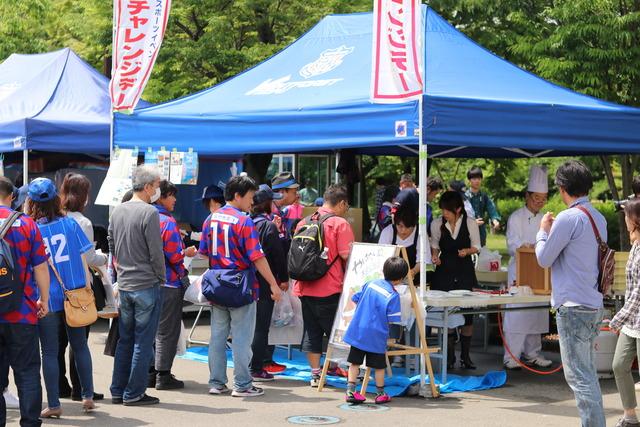 甲斐市ブースで「やはたいも饅頭」を待っている行列のお客さんたちの写真