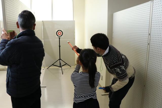 中部ふれあいまつり こどもがスポーツ吹き矢をしている写真