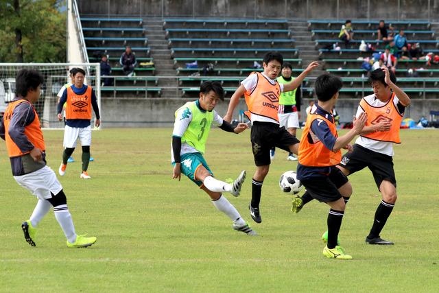 甲斐市サッカー祭り 選手たちがボールを奪い取っている写真2