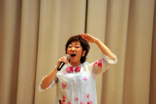 井上さんが歌を歌っている写真2