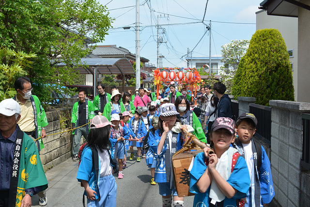 子ども神輿の様子の写真3