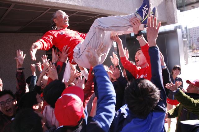 悲願の優勝を祝い、胴上げされる監督の写真