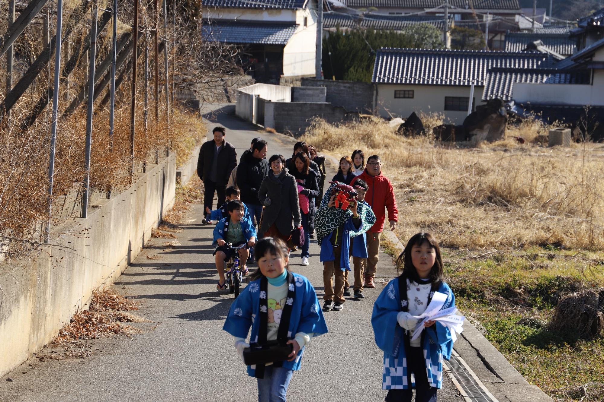 みんなで地域を歩いて回ります