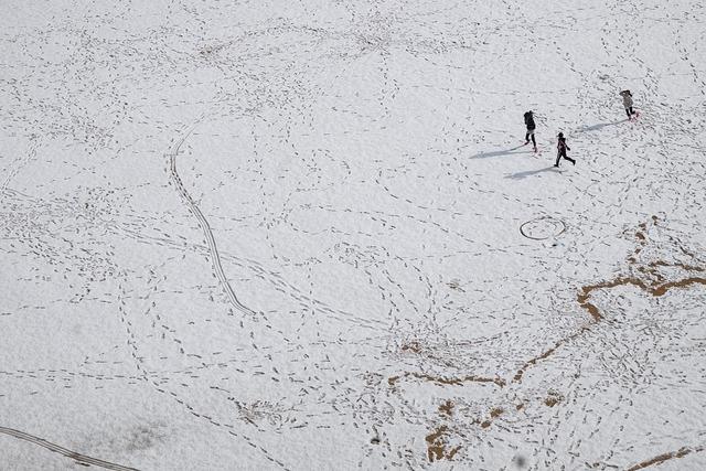 (写真)展望台からみた雪の上の足跡模様