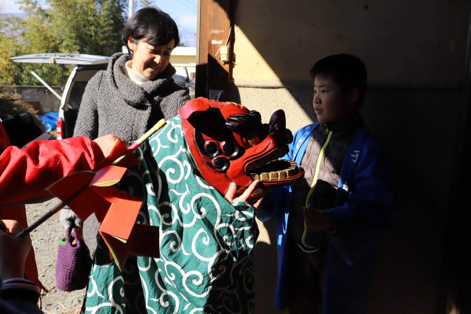 玄関先で獅子舞になります