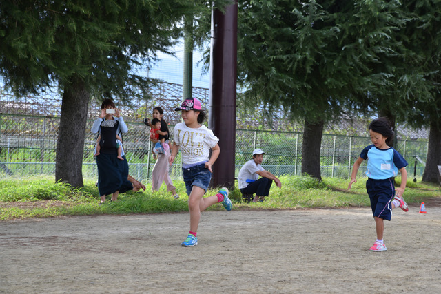 走っている子供たちの写真