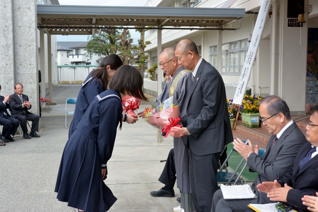 吉田さんと保延さんが花束を受け取る写真