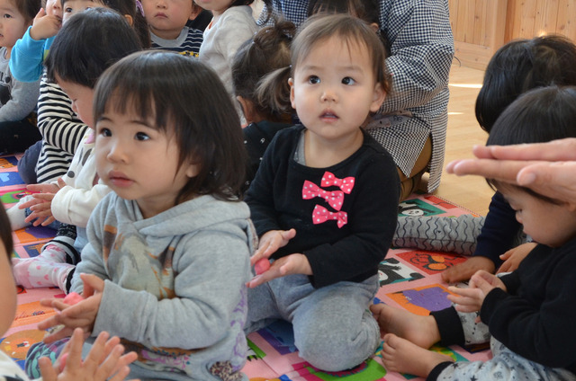 園児たちが団子をこねている様子の写真