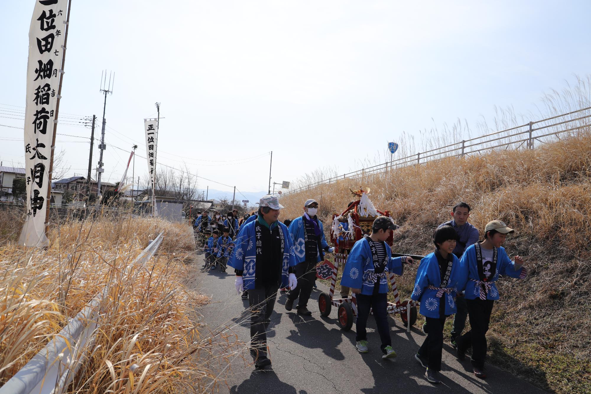 子ども神輿が出発します