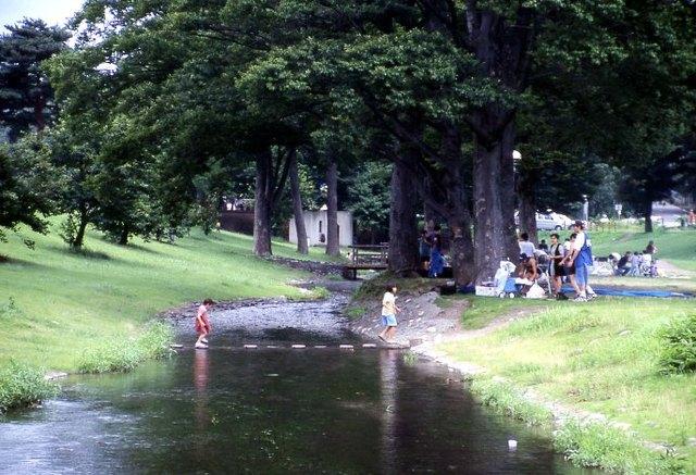 歴史公園の川で遊ぶ子供たちの写真