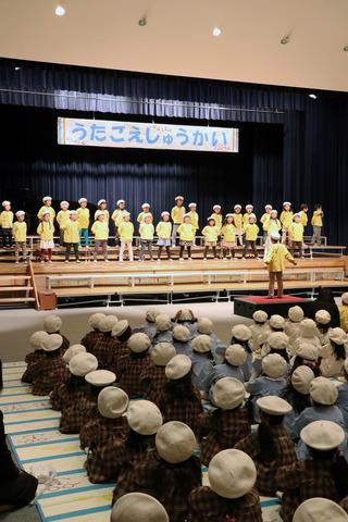 (写真)歌を披露する竜王西保育園の園児たち