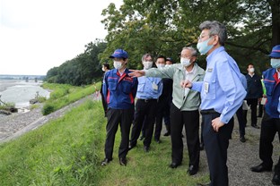 武田大臣と信玄堤を視察する市長の写真
