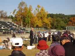 甲斐市市民親善グラウンド・ゴルフ大会であいさつする市長の写真