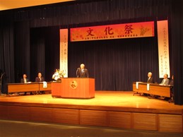 甲斐市文化協会文化祭で挨拶する市長の写真