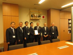 中部日本横断自動車道建設促進大会後の要望活動に参加する市長の写真