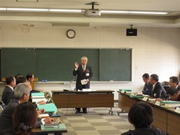 総合計画策定本部会議で挨拶する市長の写真